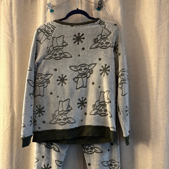Star Wars Junior Baby Yoda Fleece Soft
PJ Lounge Set. Olive/Army Green Size Jr
M - Picture 3 of 9